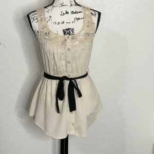 183- Forever 21 NWOT Cream Lace Sleeveless Top w/ Black Belt Size Small Petite